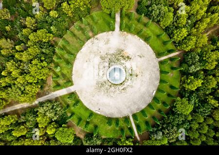 Rote Insel in der Nähe von Rovinj Mausoleum und Park Luftaufnahme, Istrien Archipel von Kroatien Stockfoto