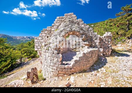 Baska Berge Gehweg historische Kirchenruinen in Wüstenlandschaft, Insel Krk, Kroatien Stockfoto