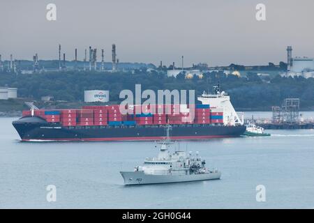 Cobh, Cork, Irland. September 2021. Das Containerschiff Independent Primero kommt im Hafen von Cork an, um eine Frachtbount für Amerika abzuholen, während das Marineschiff LÉ William Butler Yeats (P63) vor Anker liegt in Cobh, Co. Cork, Irland. - Bild; David Creedon Kredit: David Creedon/Alamy Live Nachrichten Stockfoto