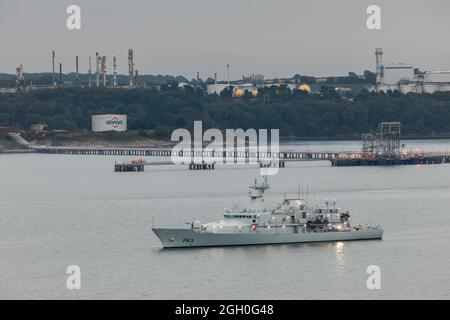 Cobh, Cork, Irland. September 2021. Das Marineschiff William Butler Yeats (P63) vor Anker in der Nähe der Ölraffinerie im Hafen von Cork, Irland. - Bild; David Creedon Kredit: David Creedon/Alamy Live Nachrichten Stockfoto