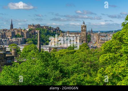 Blick auf Schloss, Balmoral Hotel und Princess Street von Carlton Hill, Edinburgh, Schottland, Großbritannien, Europa Stockfoto