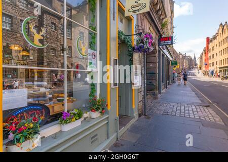 Ansicht der Geschäfte an der Golden Mile, Canongate, Edinburgh, Schottland, Vereinigtes Königreich, Europa Stockfoto