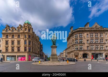 Blick auf William Pitt, die jüngere Statue auf der George Street, Edinburgh, Schottland, Großbritannien, Europa Stockfoto