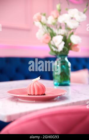 Dessert Himbeer-Zitrone mit Zitronenquark-Füllung und Mousse auf Himbeerpüree. Stockfoto