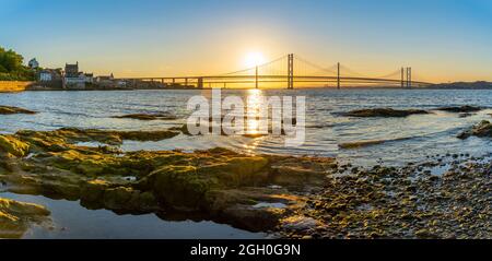 Blick auf die Forth Road Bridge und Queensferry Überquerung des Firth of Forth bei Sonnenuntergang, South Queensferry, Edinburgh, Lothian, Schottland, United King Stockfoto