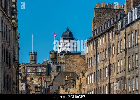 Blick auf den Aussichtsturm und Camera Obscura auf der Royal Mile, Edinburgh, Lothian, Schottland, Vereinigtes Königreich, Europa Stockfoto