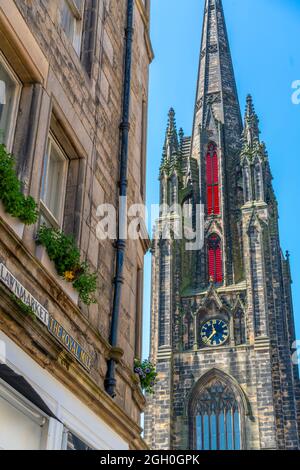 Ansicht des Royal Mile-Schildes und der Tollbooth Kirk auf der Royal Mile, Edinburgh, Lothian, Schottland, Vereinigtes Königreich, Europa Stockfoto