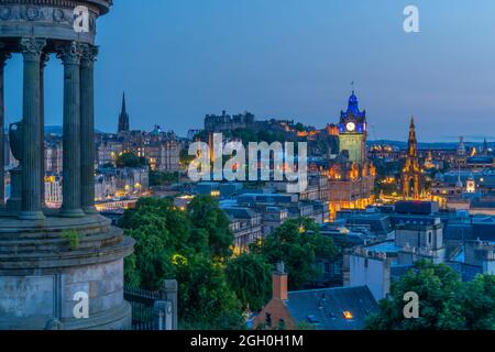 Blick auf das Edinburgh Castle, das Balmoral Hotel und das Dugald Stewart Denkmal vom Calton Hill in der Abenddämmerung, Edinburgh, Schottland, Großbritannien, Europa Stockfoto