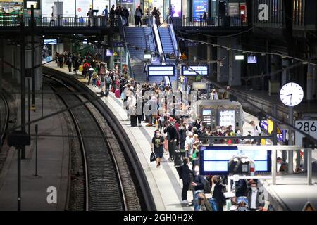 Hamburg, Deutschland. September 2021. Wenige Stunden vor Beginn der dritten Streikwelle der Lokführer-Gewerkschaft GDL warten Reisende am Hauptbahnhof auf einen Zug nach Berlin. Kredit: Bodo Marks/dpa/Alamy Live Nachrichten Stockfoto