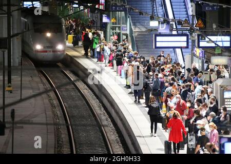 Hamburg, Deutschland. September 2021. Wenige Stunden vor Beginn der dritten Streikwelle der Lokführer-Gewerkschaft GDL warten Reisende am Hauptbahnhof auf einen Zug nach Berlin. Kredit: Bodo Marks/dpa/Alamy Live Nachrichten Stockfoto