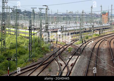 Hamburg, Deutschland. September 2021. Wenige Stunden vor Beginn der dritten Streikwelle der Lokführer-Gewerkschaft GDL stehen ICE-Züge im DB Fernverkehr-Werk in Hamburg-Langenfelde. Kredit: Bodo Marks/dpa/Alamy Live Nachrichten Stockfoto