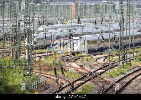 Hamburg, Deutschland. September 2021. Wenige Stunden vor Beginn der dritten Streikwelle der Lokführer-Gewerkschaft GDL stehen ICE-Züge im DB Fernverkehr-Werk in Hamburg-Langenfelde. Kredit: Bodo Marks/dpa/Alamy Live Nachrichten Stockfoto