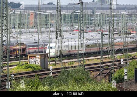 Hamburg, Deutschland. September 2021. Wenige Stunden vor Beginn der dritten Streikwelle der Lokführer-Gewerkschaft GDL stehen ICE-Züge im DB Fernverkehr-Werk in Hamburg-Langenfelde. Kredit: Bodo Marks/dpa/Alamy Live Nachrichten Stockfoto