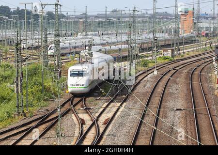 Hamburg, Deutschland. September 2021. Wenige Stunden vor Beginn der dritten Streikwelle der Lokführer-Gewerkschaft GDL stehen ICE-Züge im DB Fernverkehr-Werk in Hamburg-Langenfelde. Kredit: Bodo Marks/dpa/Alamy Live Nachrichten Stockfoto