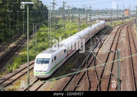 Hamburg, Deutschland. September 2021. Wenige Stunden vor Beginn der dritten Streikwelle der Lokführer-Gewerkschaft GDL stehen ICE-Züge im DB Fernverkehr-Werk in Hamburg-Langenfelde. Kredit: Bodo Marks/dpa/Alamy Live Nachrichten Stockfoto