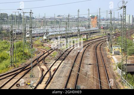 Hamburg, Deutschland. September 2021. Wenige Stunden vor Beginn der dritten Streikwelle der Lokführer-Gewerkschaft GDL stehen ICE-Züge im DB Fernverkehr-Werk in Hamburg-Langenfelde. Kredit: Bodo Marks/dpa/Alamy Live Nachrichten Stockfoto