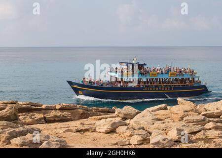 Ayia Napa, Zypern - 17 2019. Oktober: Blick auf das Discovery-Schiff am Cape Greco am 17 2019. Oktober in Ayia Napa, Zypern. Stockfoto