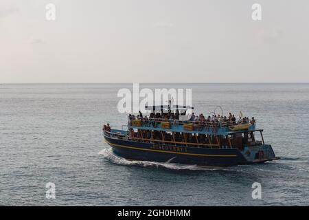 Ayia Napa, Zypern - 17 2019. Oktober: Blick auf das Discovery-Schiff am Cape Greco am 17 2019. Oktober in Ayia Napa, Zypern. Stockfoto