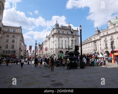 Der Piccadilly Circus ist ein Straßenknotenpunkt und öffentlicher Raum im Londoner West End in der City of Westminster. Es wurde 1819 erbaut, um die Regent Street mit Piccadilly zu verbinden. In diesem Zusammenhang ist ein Zirkus, der aus dem Lateinischen "Kreis" bedeutet, ein runder offener Raum an einer Straßenkreuzung. Der Circus verbindet nun Piccadilly, Regent Street, Shaftesbury Avenue, Haymarket, Coventry Street (weiter zum Leicester Square) und Glasshouse Street. Es liegt in der Nähe der großen Einkaufs- und Unterhaltungsviertel im West End. Sein Status als wichtiger Verkehrsknotenpunkt hat Piccadilly Circus zu einem belebten Treffpunkt gemacht. Stockfoto