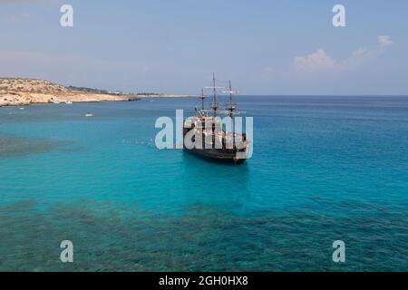 Ayia Napa, Zypern - 17 2019. Oktober: Blick auf das Black Pearl-Schiff am Cape Greco in der blauen Lagune am 17 2019. Oktober in Ayia Napa, Zypern. Stockfoto