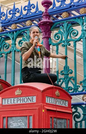 London, Großbritannien. 28. August 2021. Die Anhänger der Rebellion und des Aussterbens marschieren während des „Nationalen Marsches der Tierrechte“. Stockfoto