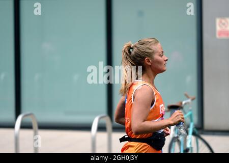 Weibliche Teilnehmerin beim Halbmarathon „Vitality Big Half 2021“, East London, Großbritannien Stockfoto