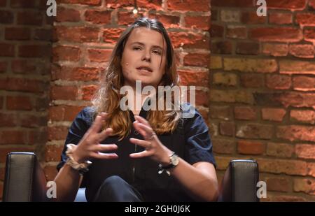 Köln, Deutschland. September 2021. Klimaschutz-Aktivistin Luisa Neubauer spricht und diskutiert auf phil.COLOGNE, dem internationalen Festival für Philosophie.Quelle: Horst Galuschka/dpa/Alamy Live News Stockfoto