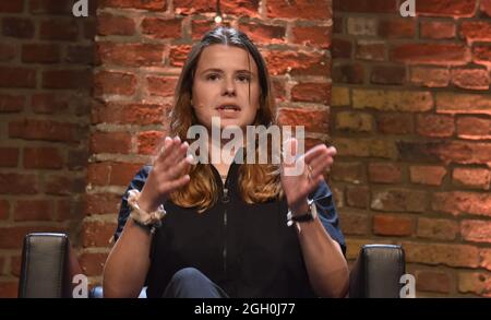 Köln, Deutschland. September 2021. Klimaschutz-Aktivistin Luisa Neubauer spricht und diskutiert auf phil.COLOGNE, dem internationalen Festival für Philosophie.Quelle: Horst Galuschka/dpa/Alamy Live News Stockfoto