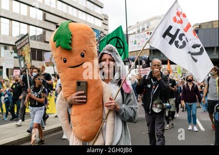 London, Großbritannien. 28. August 2021. Die Anhänger der Rebellion und des Aussterbens marschieren während des „Nationalen Marsches der Tierrechte“. Stockfoto
