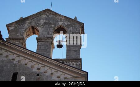 Glockenturm der Kirche, Kloster des heiligen Franziskus, Pula, Kroatien Stockfoto