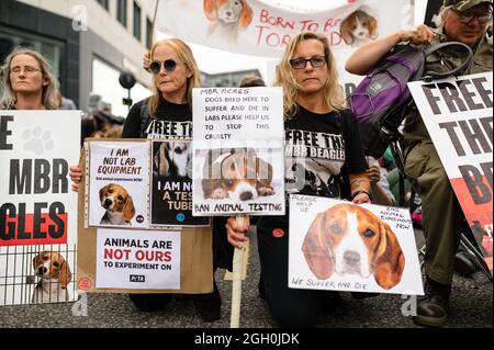 London, Großbritannien. 28. August 2021. Die Anhänger der Rebellion und des Aussterbens marschieren während des „Nationalen Marsches der Tierrechte“. Stockfoto