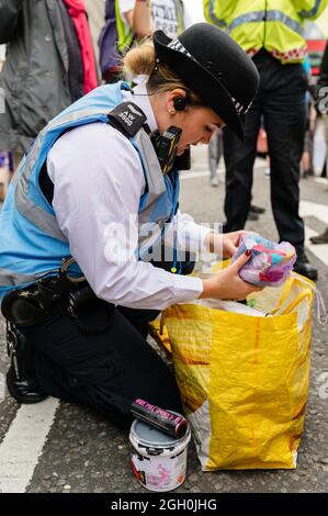 London, Großbritannien. 28. August 2021. Die Anhänger der Rebellion und des Aussterbens marschieren während des „Nationalen Marsches der Tierrechte“. Stockfoto