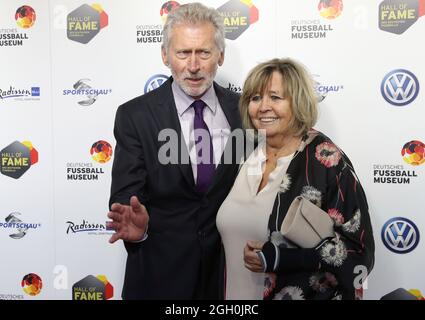 Wird am 5. September 2021, Geburtstag, 70 Jahre alt. Paul Breitner firo Fußball: DFM Deutsches Fuvuballmuseum Hall of Fame 01.04.2019 Eröffnung der HALL OF FAME am 1. April in Dortmund der größte deutsche Fußballspieler aller Zeiten auf einem Bvºhne, roten Teppich Paul Breitner mit seiner Frau Hildegard Stockfoto