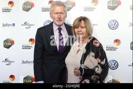 Wird am 5. September 2021, Geburtstag, 70 Jahre alt. Paul Breitner firo Fußball: DFM Deutsches Fuvuballmuseum Hall of Fame 01.04.2019 Eröffnung der HALL OF FAME am 1. April in Dortmund der größte deutsche Fußballspieler aller Zeiten auf einem Bvºhne, roten Teppich Paul Breitner mit seiner Frau Hildegard Stockfoto