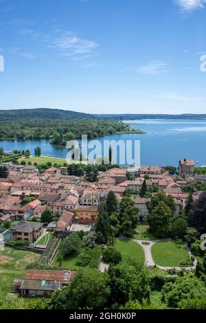 Angera, Italien. Juni 2020. Blick auf Angera von der Rocca di Angera, Lago Maggiore, Varese, Italien Kredit: Unabhängige Fotoagentur/Alamy Live News Stockfoto