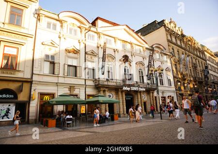 PRAG, TSCHECHISCHE REPUBLIK - 26. Jul 2019: Viele Menschen sitzen im McDonald's Fast-Food-Restaurant in Prag, Tschechische Republik Stockfoto