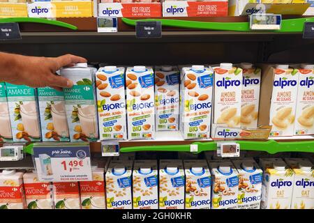 Milchersatz in einem Supermarkt Stockfoto