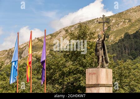 Cangas de Onis, Spanien. Monumento an König Don Pelayo (Pelagius von Asturien) mit dem Cruz de la Victoria (Siegeskreuz) in Covadonga Stockfoto