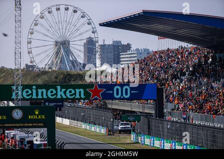 Zandvoort, Niederlande. September 2021. ZANDVOORT, NIEDERLANDE - 4. SEPTEMBER: Hauptstand mit Riesenrad während des Formel-3-Rennens auf dem Circuit Zandvoort am 4. September 2021 in Zandvoort, Niederlande. (Foto von Marcel ter Bals/Orange Picics) Credit: Orange Pics BV/Alamy Live News Stockfoto