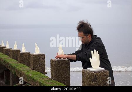 Portobello, Edinburgh, Schottland, Großbritannien. Art Walk Porty, Iman Tadschikisch 4./5. September 2021. „I had a Dream“ – bezeichnet die vielen verlorenen und nicht erfassten Todesfälle auf See durch Migranten und Flüchtlinge, die auf tückischen Seereisen auf der Suche nach einem besseren Leben in ein anderes Land viele Meilen von ihrem eigenen Zuhause entfernt ankommen. Diese kurzzeitige Intervention wurde nur für das erste Wochenende von (Art Walk Porty verweist auf solche Reisen. Im Bild: Iman Tadschikisch ist ein iranischer Künstler, der in Glasgow lebt. Stockfoto