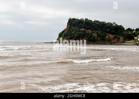 Teignmouth Back Beach und Teignmouth Harbour. Das ist tagsüber mit Booten und Paddelboardern auf dem Wasser lebendig. Die Nacht ist zum Tanzen. Stockfoto