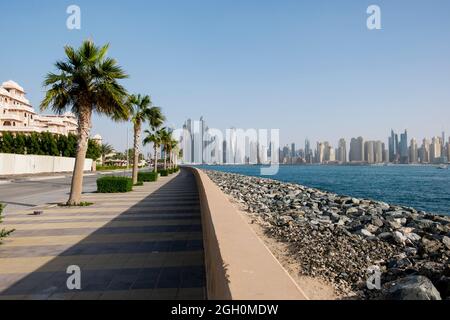 Der Blick auf die Skyline von Dubai von der corniche der Crescent Road auf Palm Jumeirah Island. In Dubai, Vereinigte Arabische Emirate. Stockfoto