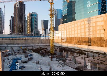 Stiftungsarbeit bei einem großen Bauprojekt in der neuen Innenstadt. Dubai, Vereinigte Arabische Emirate. Stockfoto