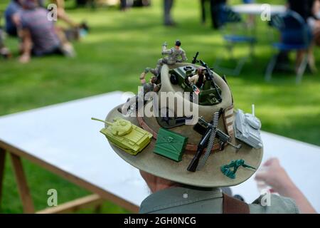 West Bay, Dorset, Großbritannien. August 2021. Besucher und Einheimische genießen in den letzten Sommerferien die Sonne und das Meer in der West Bay an der Dorset-Küste. Kredit: Tom Corban/Alamy Live Nachrichten Stockfoto