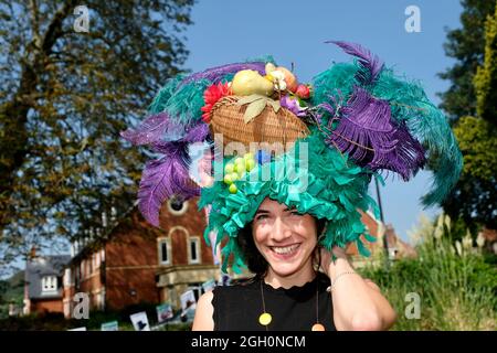 West Bay, Dorset, Großbritannien. August 2021. Besucher und Einheimische genießen in den letzten Sommerferien die Sonne und das Meer in der West Bay an der Dorset-Küste. Kredit: Tom Corban/Alamy Live Nachrichten Stockfoto