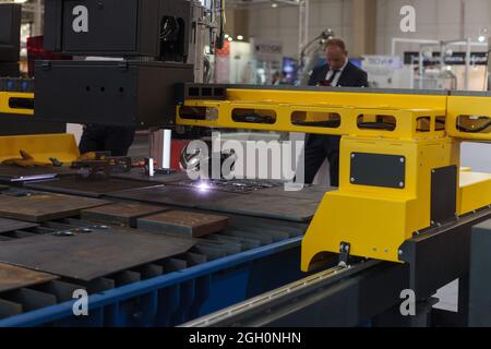 Poznan, Polen 01. Sep 2021: ITM Industry Europe, HIGH TECH EXPO. Industrielle automatische Stahl Schneidemaschine Stockfoto