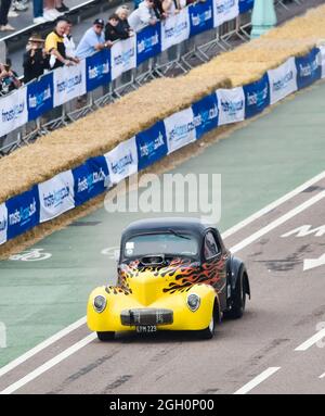 Brighton, Großbritannien. 4. September 2021 - Autos nehmen heute an den Brighton National Speed Trials Teil, die dieses Jahr nach der Annullierung 2021 wegen COVID-19 wieder aufgenommen wurden. Autos aller Jahrgänge nehmen am Zeitsprint entlang des Madeira Drive Teil. : Credit Simon Dack / Alamy Live News Stockfoto