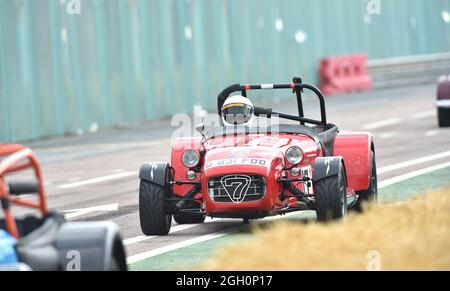 Brighton, Großbritannien. 4. September 2021 - Autos sind heute bei den Brighton National Speed Trials in Aktion, die dieses Jahr nach der Annullierung 2021 wegen COVID-19 wieder aufgenommen wurden. Autos aller Jahrgänge nehmen am Zeitsprint entlang des Madeira Drive Teil. : Credit Simon Dack / Alamy Live News Stockfoto