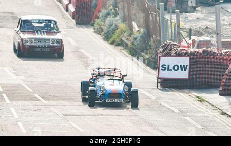 Brighton, Großbritannien. 4. September 2021 - Autos nehmen heute an den Brighton National Speed Trials Teil, die dieses Jahr nach der Annullierung 2021 wegen COVID-19 wieder aufgenommen wurden. Autos aller Jahrgänge nehmen am Zeitsprint entlang des Madeira Drive Teil. : Credit Simon Dack / Alamy Live News Stockfoto