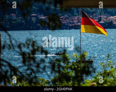 Die deutsche Flagge weht am Comer See in Italien. Stockfoto